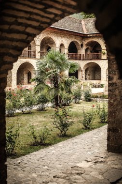Sheki, Azerbaycan 'daki Karvansaray otelinin dışında. İpek yolda turistler tarafından sevilen bir ortaçağ hanı..
