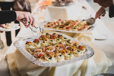Tanımadığımız iki kişi bir iş toplantısında açık büfeden yemek alıyor. Yemeğe odaklan..