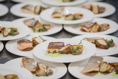 Beyaz tabakta yiyecek koleksiyonu..