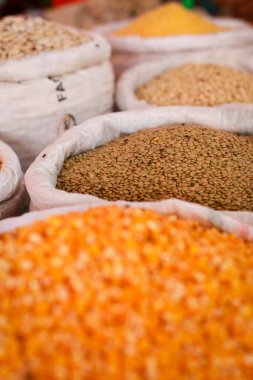 Çuvaldaki farklı organik tohumlar..