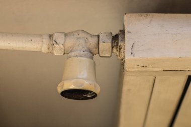 Üstünde görünür lekeler olan eski teneke çatı.