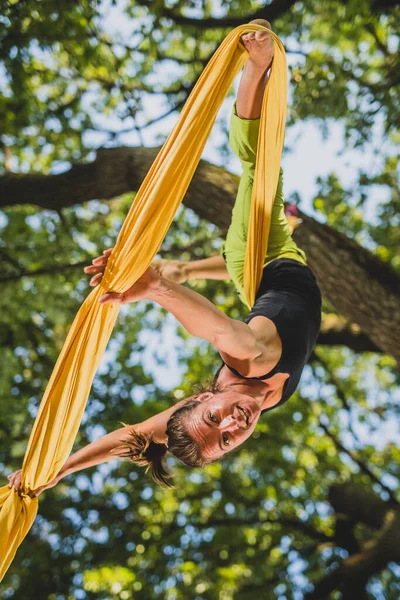 Artista Seda Aérea Realizando Movimientos Cuerdas Colgadas Árboles Día Soleado —  Fotos de Stock