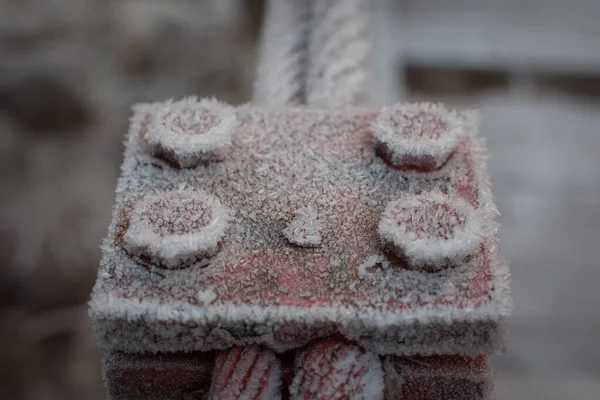 Dickes Mit Frost Überzogenes Seil Das Durch Eine Eisenplatte Führt — Stockfoto
