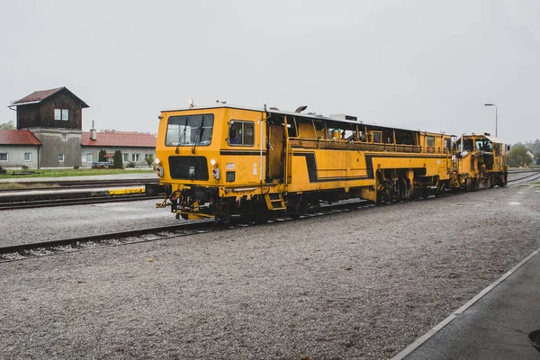 Treno Ferroviario Una Stazione Una Mattina Nebbiosa Piovosa — Foto Stock