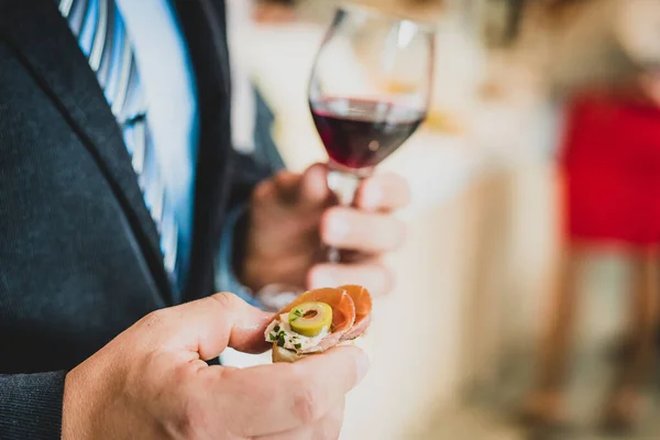 Hombre Negocios Con Traje Está Sosteniendo Pequeño Sándwich Una Copa — Foto de Stock