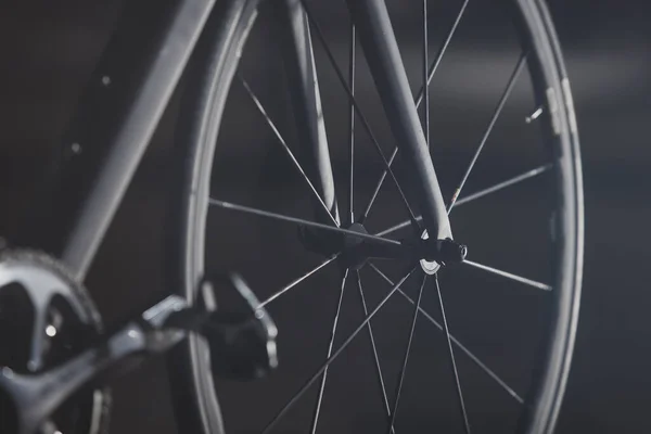 Peksi Siyah Bir Arka Planda Yol Bisikletinin Kısmının Ayrıntıları — Stok fotoğraf