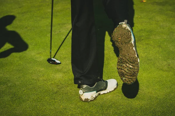 Sapatos Golfe Sujos Enlameados Uma Pessoa Segurando Clube Golfe — Fotografia de Stock