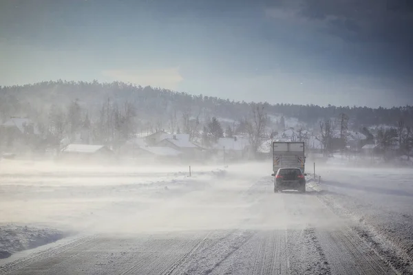 Ένας Χιονισμένος Και Παγωμένος Δρόμος Μερικά Αυτοκίνητα Χειμώνα Στην Ευρώπη — Φωτογραφία Αρχείου