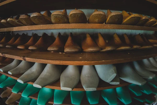 Una Colección Modelos Zapatos Madera Diferentes Colores Estantes Plantillas Madera — Foto de Stock