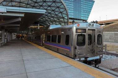 Denver havaalanından Union İstasyonu 'na giden hafif tren..