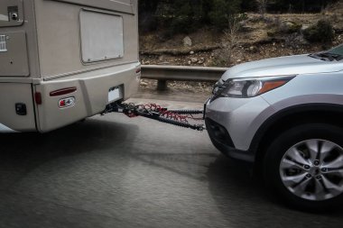 Bir karavan ya da büyük bir karavan tarafından çekilen bir araba ve araçlar arasında özel bir bağlantı var..