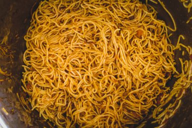 Yukarıdan bakan bir kase spagetti..