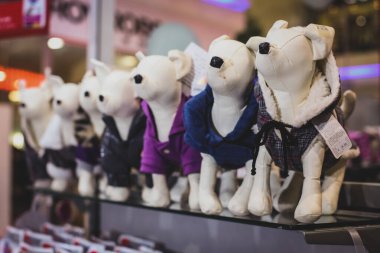 Evcil hayvan dükkanında giydirilmiş oyuncak köpek koleksiyonu..