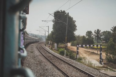 Geleneksel bir Hint trenine binip doğaya ve ikinci yola bakıyorum..