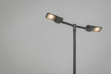 Modern LED açık hava lambası, fener. Bulutlu bir gökyüzü üzerinde metal hafif yapı.