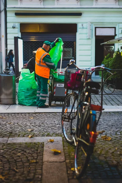 Operaio Sta Portando Spazzatura Fuori Dal Cestino Nel Suo Carrello — Foto Stock