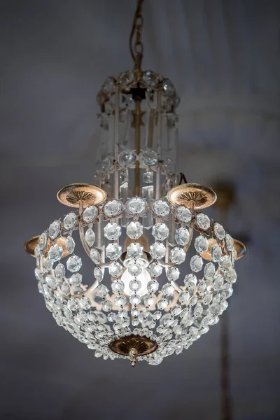 Lustre Cristal Chrystal Suspendu Plafond Avec Des Ornements Dorés Glamour — Photo