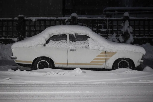 Ένα Παλιό Αυτοκίνητο Αντίκα Κάτω Από Ένα Παχύ Στρώμα Χιονιού — Φωτογραφία Αρχείου