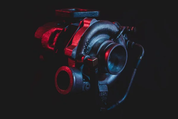 Una Vecchia Turbina Auto Ricondizionata Turbocompressore Isolato Nero Con Illuminazione — Foto Stock