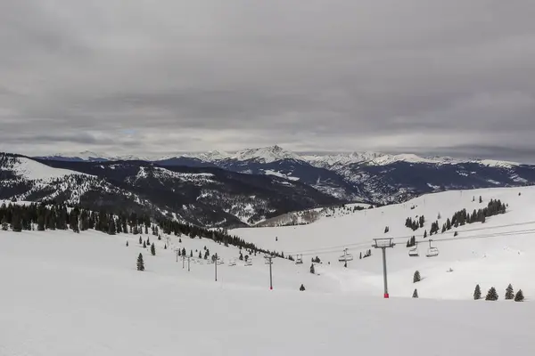 Uma Vista Pista Esqui Vail Colorado Dia Nublado Nublado — Fotografia de Stock