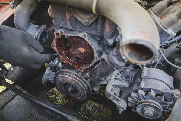 Uma Pessoa Está Mudando Uma Bomba Água Velho Motor Carro — Fotografia de Stock