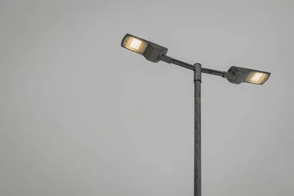 Moderna Lampada Esterno Led Lanterna Costruzione Leggera Metallo Cielo Nuvoloso — Foto Stock