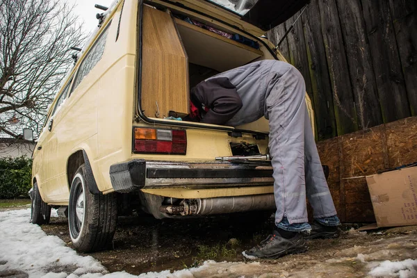 Minibüs Karavan Tamir Eden Biri Var Bir Tamirci Kar Üzerinde — Stok fotoğraf
