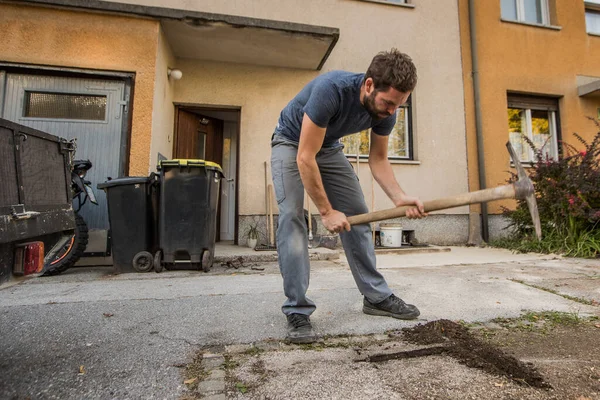 Man Använder Hacka För Att Mjuka Upp Marken Med Plan — Stockfoto