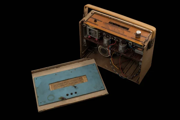 廃止された古いラジオ 黒で絶縁された60 70年代の古いトランジスタラジオの部分 — ストック写真