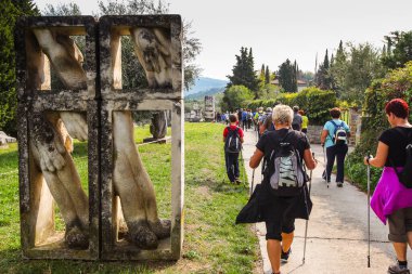 Çoğu dişi İskandinav yürüyüşçülerden oluşan bir grup Forma Viva sergisinin önünden geçiyor..