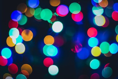 Bulanık yılbaşı ışıkları. Fous 'tan. Ağaçtaki Noel ışıklarının yuvarlak bokeh 'i.