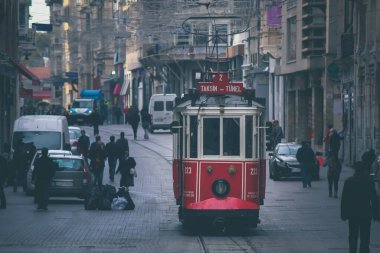 İstanbul 'da eski bir tramvay, Taksim Meydanı ile tünel arasında sisli bir sabahın erken saatlerinde seyahat ediyor..