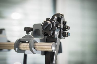 Endoskopun kontrol şefi tıbbi muayene odasındaki desteğe dayanıyor..