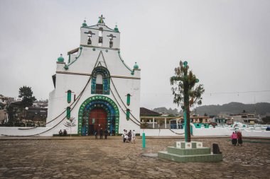 San Juan köyündeki San Juan Chamula Kilisesi, San Cristobal de las Casas 'ın hemen üstünde. Bulutlu bir gün, ön planda haç görünüyor..