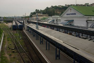 Sivastopol, Ukrayna 'daki tren istasyonu, ana raylar ve platformlar görünür..
