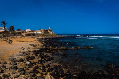 Senegal, Dakar 'ın Tonghor banliyösünde mavi suyu ve kayalık ve kumlu kıyıları olan bir sahil. Güneşli bir günde Dakar 'da Afrika plajı.