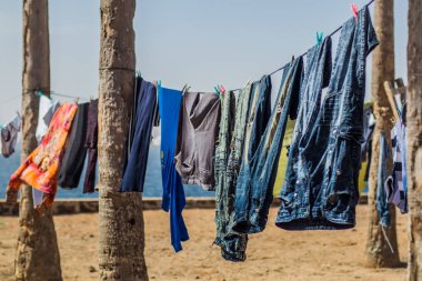 Senegal 'in ünlü köle adası Goree' de Dakar 'a yakın iki ağaç arasındaki kuru giysiler.