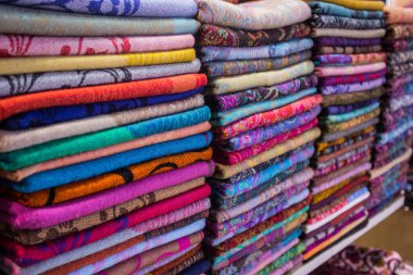 Türkiye 'nin İstanbul kentindeki Büyük Pazar' da pamuk ve yün Türk battaniyeleri satıldı. Kapalıçarşıda satılan renkli katlanmış kumaş.