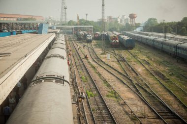 Jaipur 'daki Jaipur Junction adlı tren istasyonu, Hindistan, ana raylar ve platformlar görünür. Demiryolu üst geçidinde çekilmiş..