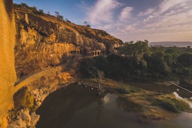 ELLORA, Hindistan, 5 ARALIK 2016: Hindistan 'ın orta kesimindeki Ellora mağaraları, Aralık ayında güneşli bir havada sert kayalara oyulmuş hac mağaralarından oluşan bir Unesco miras alanı.
