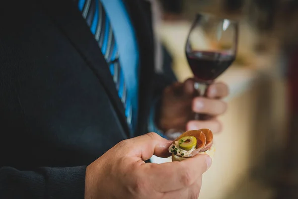 Hombre Negocios Con Traje Está Sosteniendo Pequeño Sándwich Una Copa — Foto de Stock