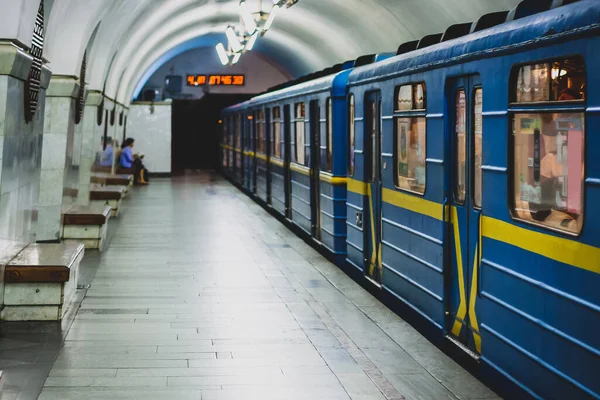 Metro Tren Subterráneo Color Azul Amarillo Está Saliendo Una Estación — Foto de Stock