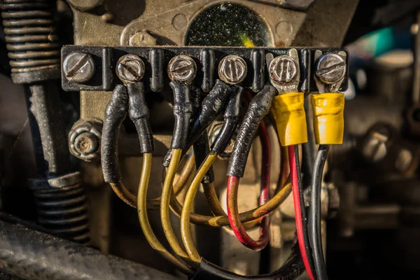 Conectores Elétricos Diferentes Uma Caixa Junção Motor Externo Fios Amarelos — Fotografia de Stock