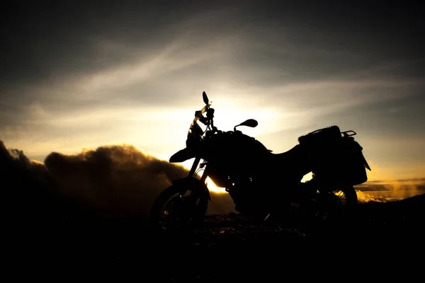 Silueta Una Moto Aventura Cima Montaña Con Algunas Nubes Que —  Fotos de Stock