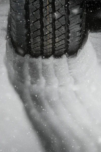 Alle Terreinbanden Sneeuw Sneeuwbaan Zichtbaar Sneeuw Met Een Rubber Auto — Stockfoto