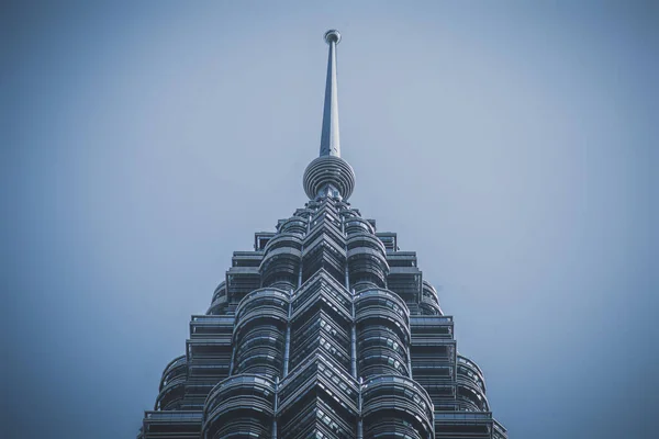 Деталь Вершины Башен Петронас Куала Лумпуре Просматривается Прямо Снизу Архитектурное — стоковое фото