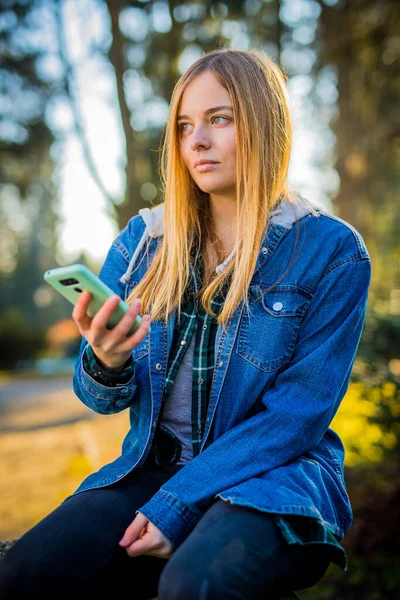 Schattig Blond Meisje Met Lang Haar Septum Piercing Jeans Shirt — Stockfoto