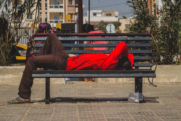 Okänd Man Svart Afrikansk Man Röd Skjorta Och Bruna Glättare — Stockfoto