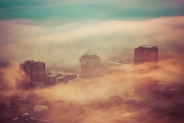 Tre Grattacieli Che Ficcano Naso Alzandosi Dalla Nebbia Mattutina Durante — Foto Stock