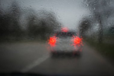 Arabanın ön camına yağmur damlaları düşmesi öndeki arabanın iyi görünmesini engelliyor. Kirli ve yağmurlu ön camdan dolayı geç tepki süresi kavramı.